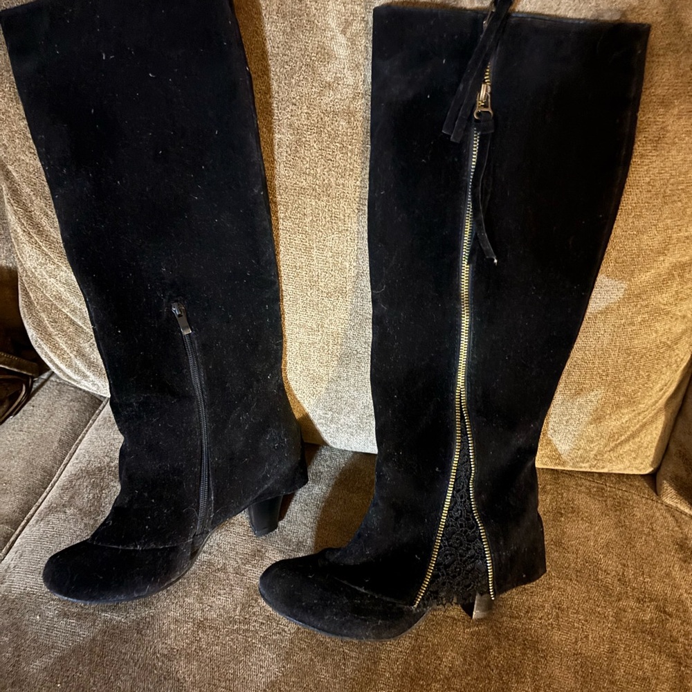 Elegant Black Knee-High Women's Boots never worn just dusky. You’ll see by heal.